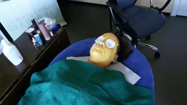 Anti - age sejas procedūra ar zelta un pērļu masku